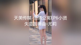 变态男躲女厕偷拍美女上厕所