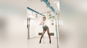 高颜值美丽少妇微微舔着粗黑的大屌被道具玩着骚逼，主动上位无套抽插流出好多白浆，被按着骚逼猛草射肚子上!