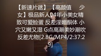 商场女厕全景偷拍多位年轻少妇的小美鲍 (1)