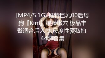 KTV同事聚会美女我该怎么提醒你衬衣扣子开了