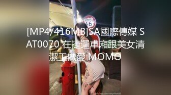 18清纯甜美萝莉嫩妹独自在家诱惑，撩起小背心露奶子，特写假屌摩擦嫩穴，插入掰穴揉搓阴蒂，呻吟娇滴滴