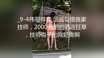 三月流出厕拍爱好者学偷拍潜入单位写字楼女厕偷拍女同事尿尿2牛仔裤妹子长得还不错