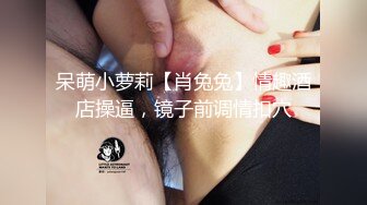 偷拍美女裙底风光 成都车展银色连衣裙细高跟极品美女，白色窄内 UR级反差骚货黑丝筒袜配情趣开档内裤