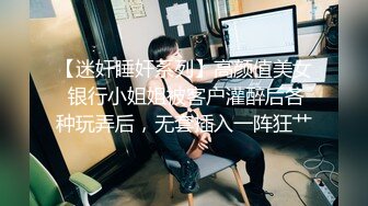 [MP4/829M]5/13最新 美女只剩一个奶罩的卷发潮妹白虎B很诱人VIP1196